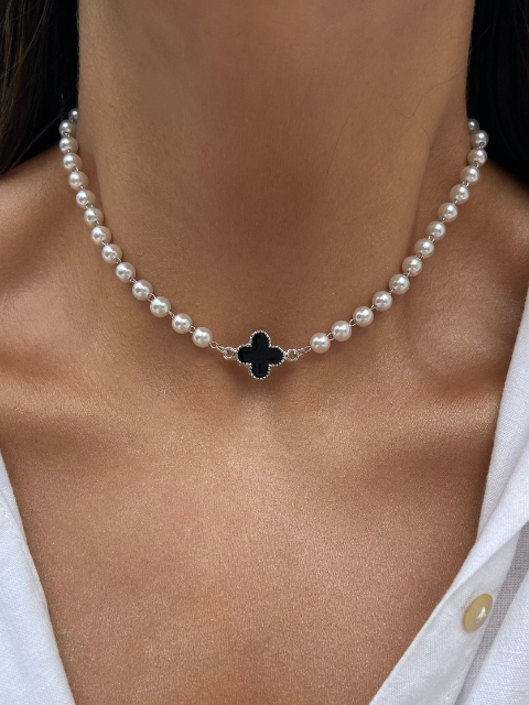 Colar Pérola e Pingente Trevo Resinado Preto