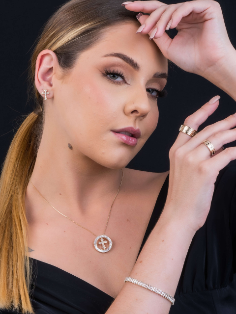 Colar com Pingente Cruz Mandala Cravejado