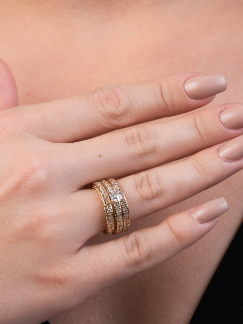 Anel Solitário com Dois Aparadores