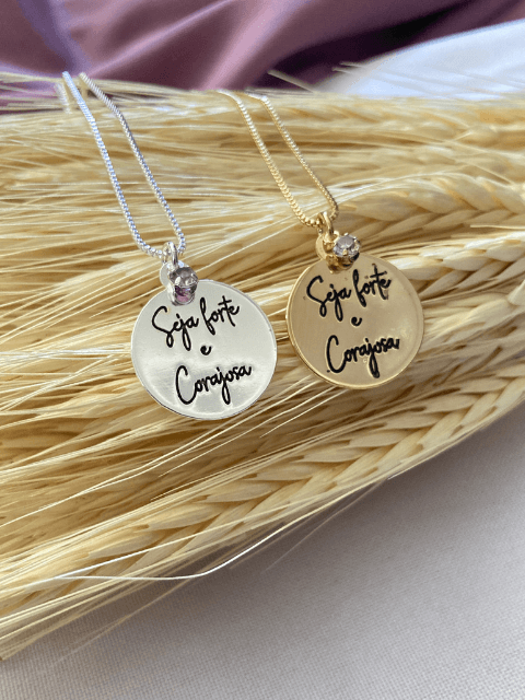 Colar Seja forte e Corajosa Resinado com Ponto de Luz