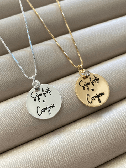 Colar Seja forte e Corajosa Resinado com Ponto de Luz