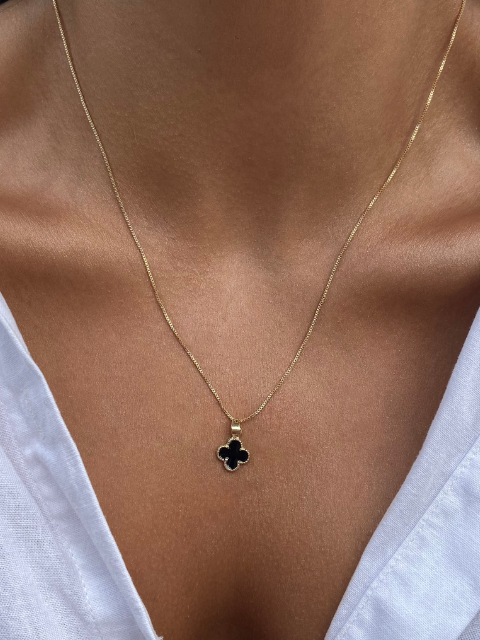 Colar Trevo Pequeno Resinado Preto