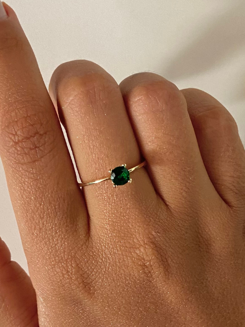 Anel Solitário Delicado Zircônia Esmeralda