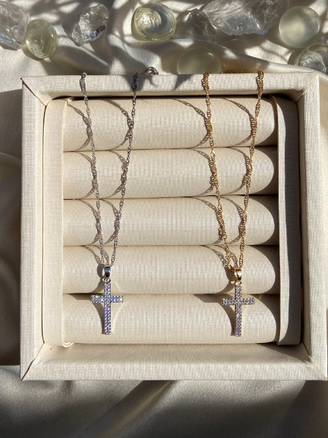Colar Cruz Cravejada Delicada
