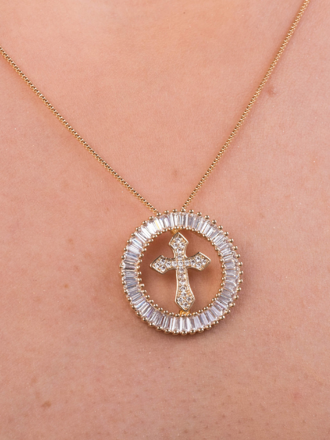 Colar com Pingente Cruz Mandala Cravejado