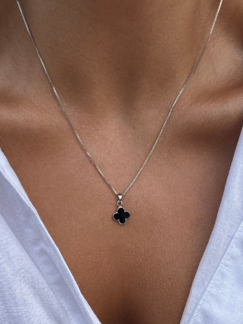 Colar Trevo Pequeno Resinado Preto