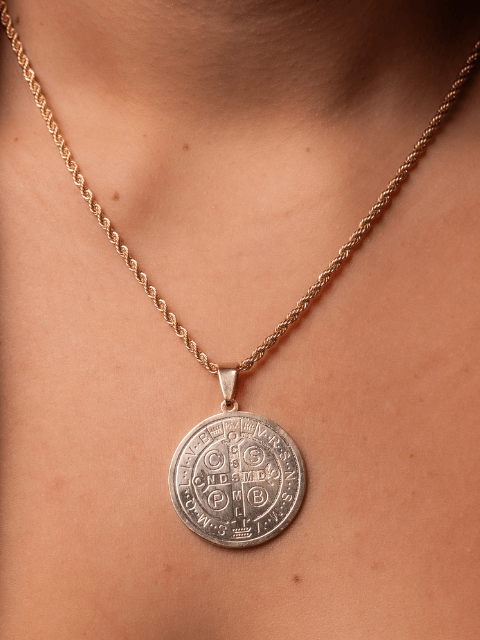 Colar Medalha São Bento e Cruz Sagrada Cordão Baiano