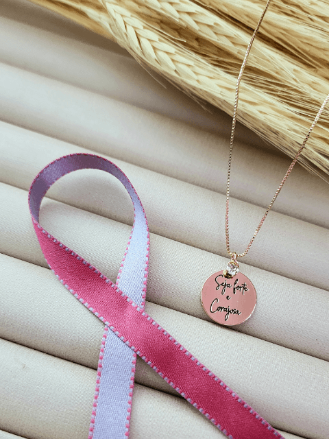 Colar Seja Forte e Corajosa Rosé Resinado Ponto de Luz Banhado a Ouro 18k
