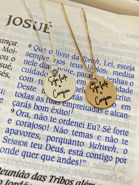 Colar Seja Forte e Corajosa Resinado Ponto de Luz Banhado a Ouro 18k ou Ródio