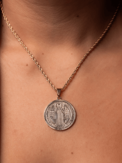 Colar Medalha São Bento e Cruz Sagrada Cordão Baiano