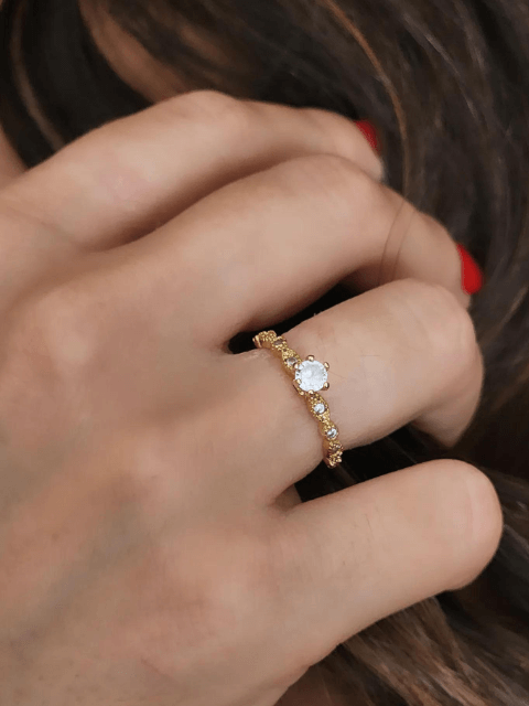 Anel Solitário Delicado Cravejado