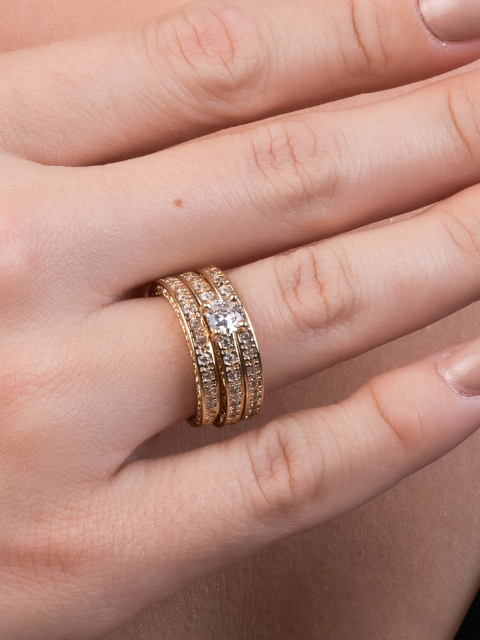 Anel Solitário com Dois Aparadores