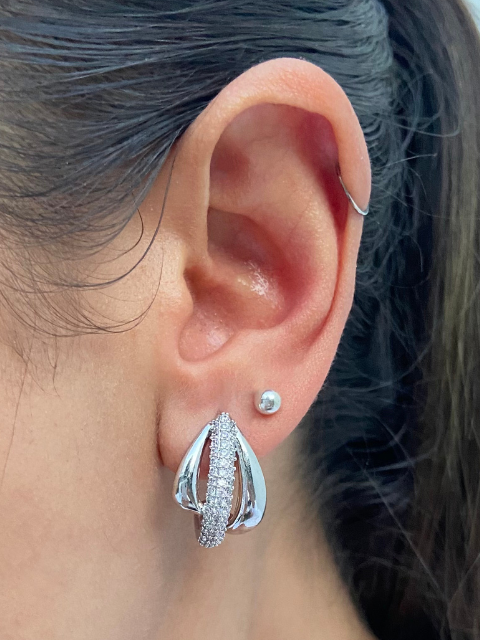 Brinco Ear Hook Fileiras Lisas e Cravejada