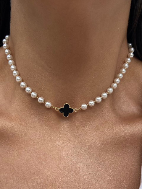 Colar Pérola e Pingente Trevo Resinado Preto