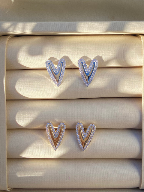 Brinco Coração Borda Cravejada