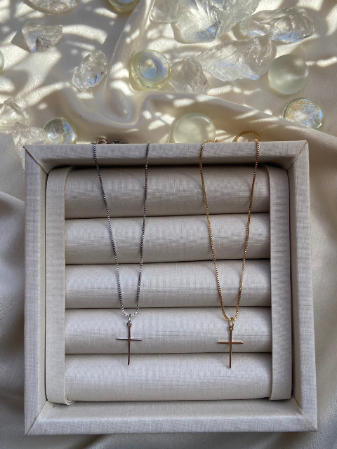 Colar Pingente Cruz Delicada