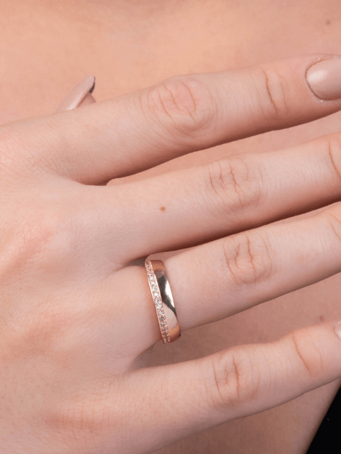 Anel Tipo Aliança com Fileira de Zircônias Ouro 18k