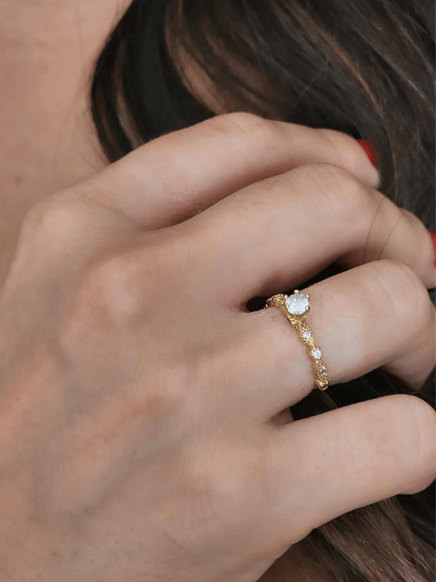 Anel Solitário Delicado Cravejado