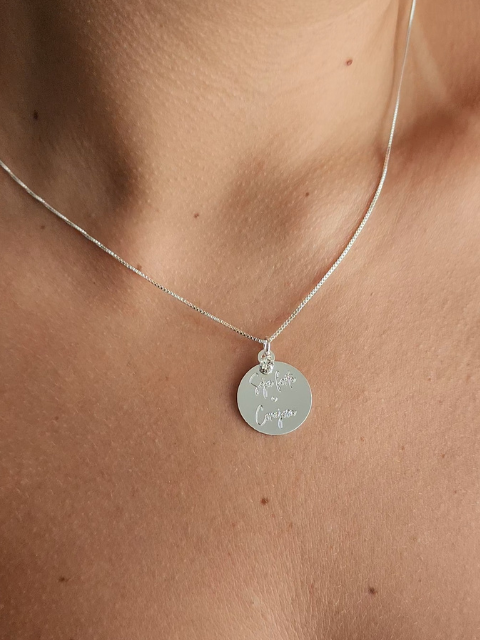 Colar Seja Forte e Corajosa Medalha Ponto de Luz Banhado a Ouro 18k ou Ródio