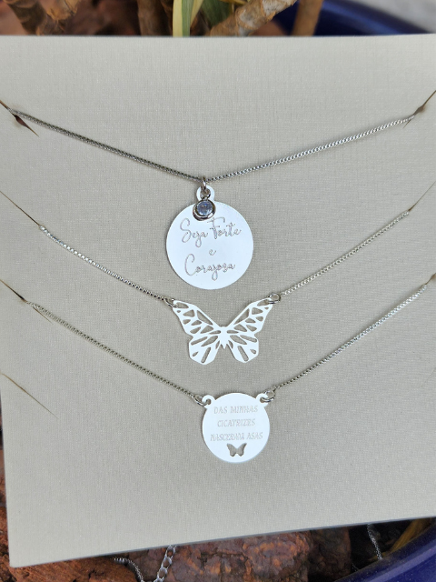 Kit Escapulário Minhas Cicatrizes Nasceram Asas Colar Seja Forte Corajosa